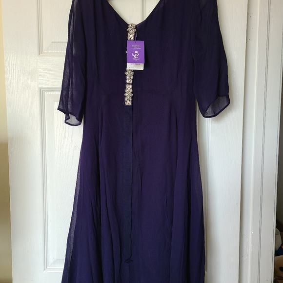 Dress - Picture 2 of 4